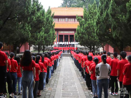 △岳麓书院2020级新生入学礼现场,142名新生齐聚大成殿前。(泉源于岳麓书院官网)