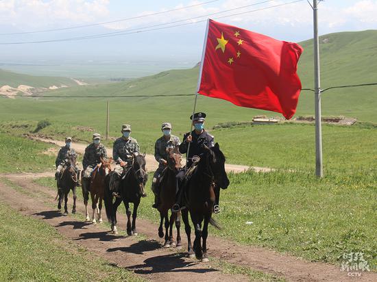 △新疆伊犁昭苏县洪土沟疆域查抄站民警和护边员在疆域线踏查。