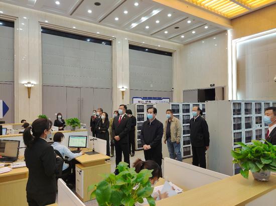北京市政协委员调研市高院 今年前8月一审判服息诉率85 新浪新闻