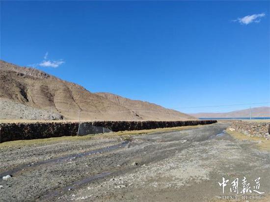 中石油在顶巴村修筑的防洪堤坝