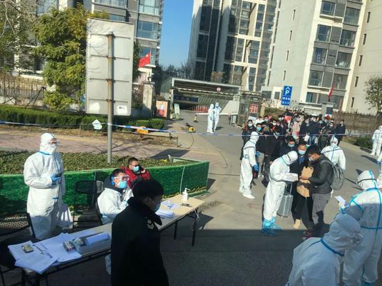 20日中午,瞰海軒居民排隊去隔離點