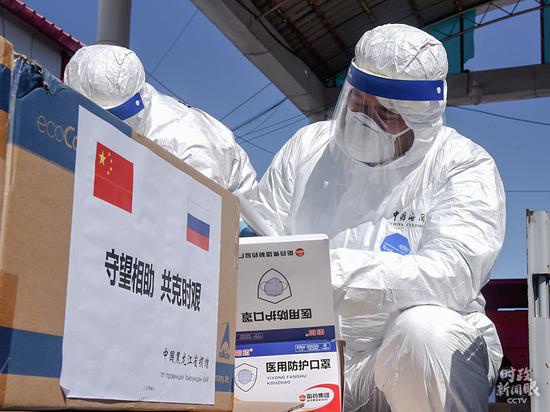 △本年4月份,中国黑龙江向俄罗斯捐赠医用口罩、防护服、断绝服等抗疫物资。