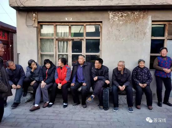 傍晚時分,靖邊縣一羣正在閒談的老人,他們來自農村。 《等深線》記者 倪兆中 攝