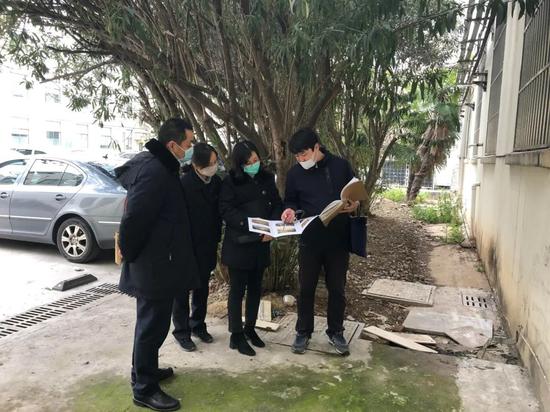 南京市检察院办案组成员实地查看案发地情况。