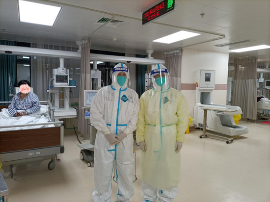 张凌和同事在石家庄人民医院重症病房