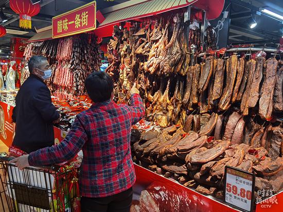 △超市内“腊味一条街”(总台央视记者史伟拍摄)