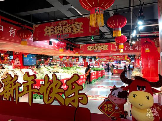 △协力惠民生鲜超市(阳关店)于2018年5月开业,谋划面积3200平方米,此中生鲜占1800平方米。(总台央视记者张宇、石伟明拍摄)