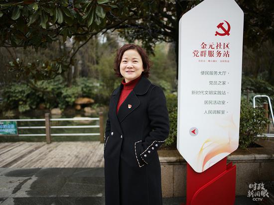 △客岁,袁琴荣获“天下抗击新冠肺炎疫情优异城乡社区事情者”称呼。(总台央视记者彭汉明拍摄)