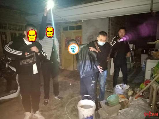 ↑警方在怀疑人住所搜出被盗水银和其他物品。