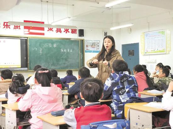 华雨辰在教学生们练习发声。(图片由受访者提供)