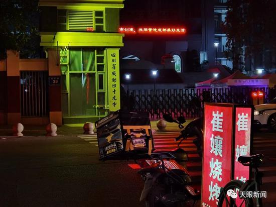 人群散去,宵夜摊和外卖电瓶车提示着大家这座城市应有的烟火气。