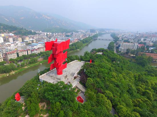 △河南省信阳市新县鄂豫皖苏区首府革命博物馆附近的英雄山八面红旗雕塑(2017年8月4日摄)。新华社记者 冯大鹏 摄