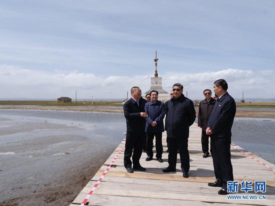 6月7日至9日,中共中央总书记、国家主席、中央军委主席习近平在青海考察。这是8日下午,习近平在海北藏族自治州刚察县青海湖仙女湾考察。新华社记者 李学仁 摄