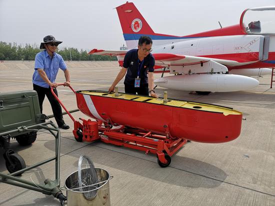 航空工业洪都接到两架表演机紧急改装任务,时间紧任务重,加班加点按时完成表演机改装