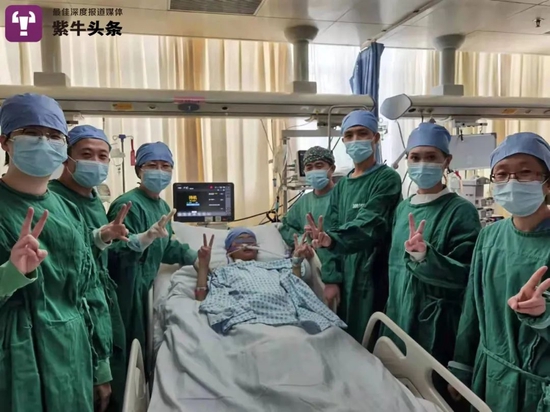 萌萌已经醒了,可以对着镜头比‘“耶”了