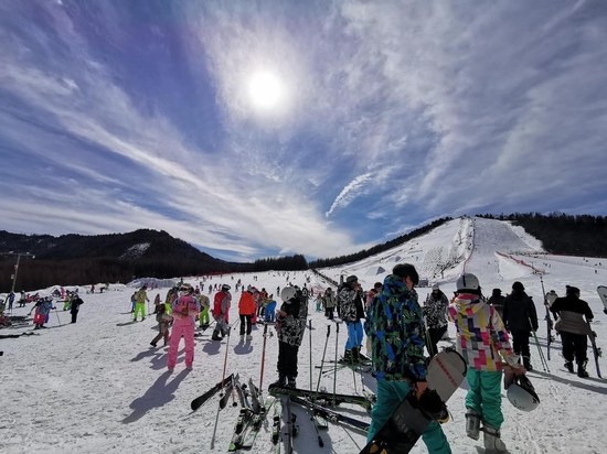 2021年12月5日,游客在神农架国际滑雪场挑战冰雪(央广网发 税浪 摄)