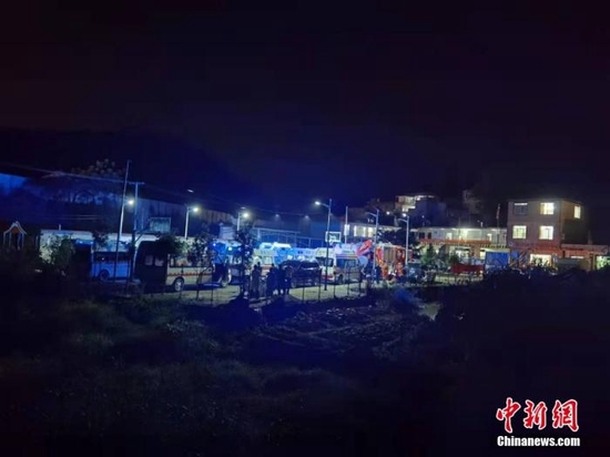 3月21日晚,在坠机现场附近的村庄内临时搭建的指挥中心。3月21日,东航一架波音737客机在执行昆明—广州航班任务时,于梧州上空失联。中新社记者 蒙鸣明 摄