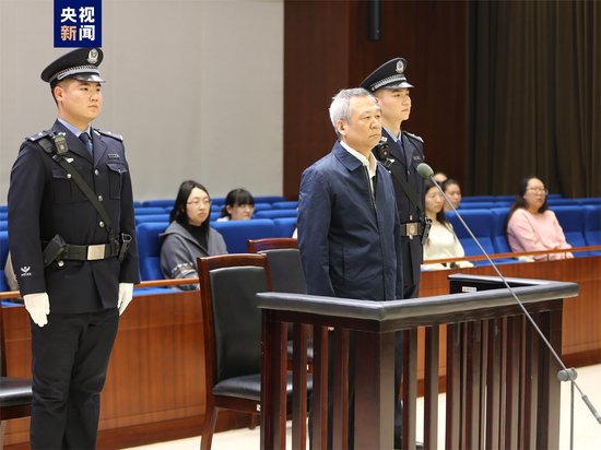 我买了一双巴黎世家什么梗