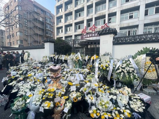2月27日,追思會前一天,娃哈哈總部大樓前被市民擺滿鮮花。圖/九派新聞周雨禾