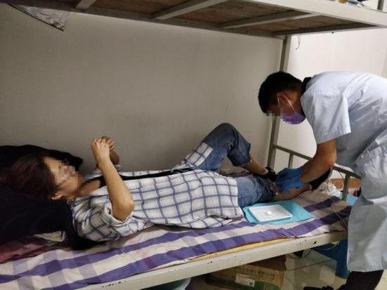 赵飞为患者服务。受访者供图