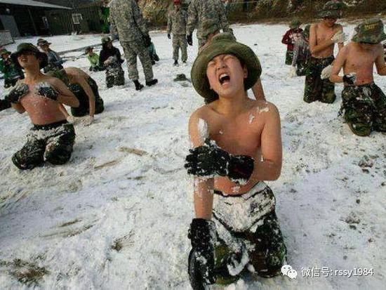 韩国青少年在深山中赤膊军训。图片来自网络。