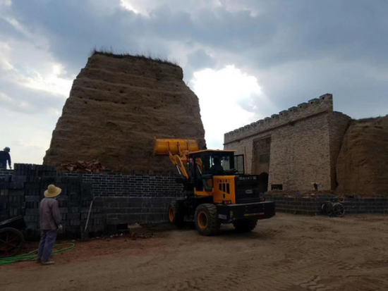  挖掘机正在破坏的得胜堡夯土墙体原土，图片来自网友张先生。