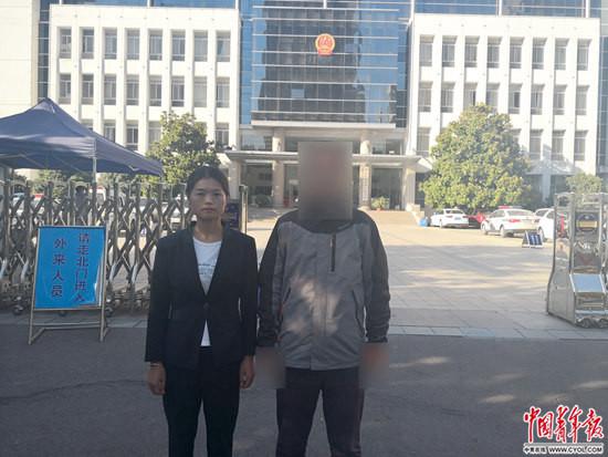 　10月10日，开庭后，赵阳（右）和代理律师张晓丽在洛阳市洛龙区人民法院前合影。