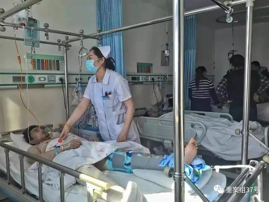 ▲锡林郭勒蒙医医院,接受治疗的伤者。 新京报记者 王飞 摄