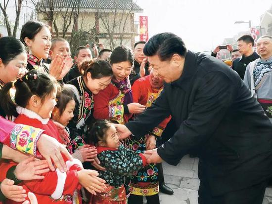 2018年2月12日，习近平在阿坝藏族羌族自治州汶川县映秀镇看望慰问群众。