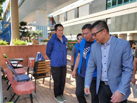 邓炳强到香港理工大学出入登记区巡视(图片来源:香港《星岛日报》)