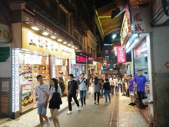大三巴牌坊前的“手信街”