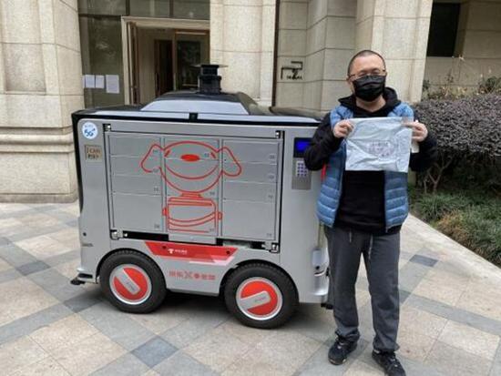 疫情期间成都一小区采取“5G+无人配送车”为居民配送线上下单的生活用品。(图片来源:四川在线)