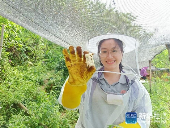 这是黄文秀生前的工作照(资料照片)。新华社发