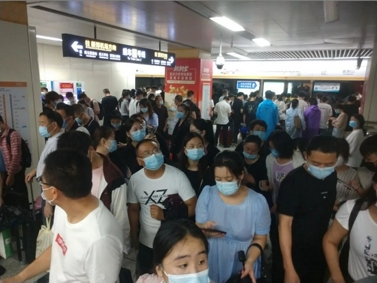 2021年7月20日,郑州,紫荆山地铁站内乘客在等待地铁。受强降雨影响,郑州地铁1、2号线调整运营区间。(图|人民视觉)