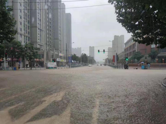 河南高新区冯特幼儿园门口暴雨积水 胡晓丽摄