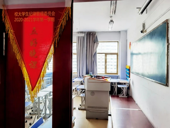 黑龙江职业学院主教学楼——清华楼内的教室。学生们在此上课及晚自习, 班级晚自习表现好,能得“五好晚课”红旗。摄影/本刊记者 杜玮