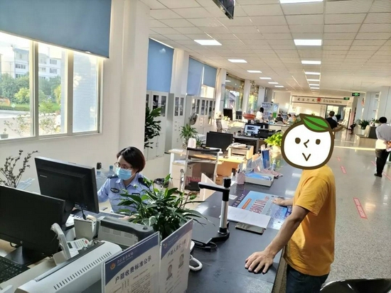 奇葩!因谐音"畜生" 四川泸州男子强行要求更改身份证上"出生"两字