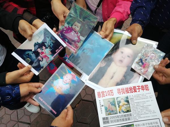 梅姨”案部分家长出示被拐儿童照片。本文图片均为澎湃新闻记者 朱远祥 资料图 