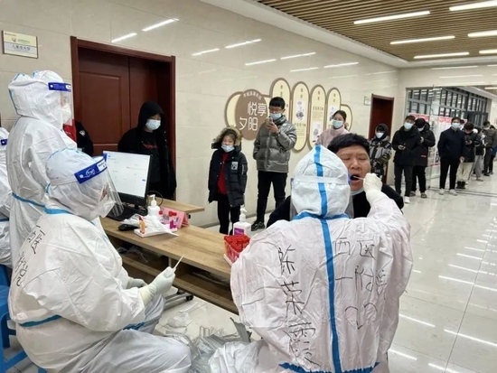 西安医学院第一附属医院的护士在给市民们检测核酸。
