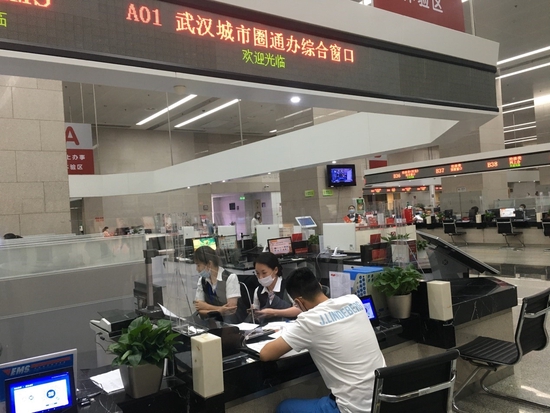 武汉城市圈通办综合窗口 (央广网发 刘建康 摄)