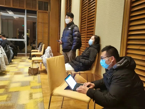 二审结束后，刘鑫出席支持者组织的发布会，她坐在后排听取网友的证据
