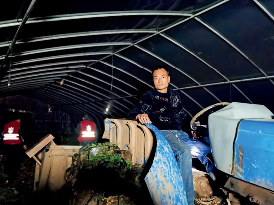 3月底,张涛在从武汉支援上海的车上。图/受访者提供