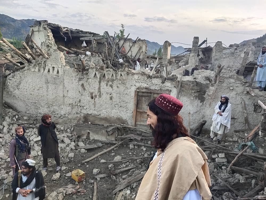 当地时间2022年6月22日，阿富汗帕克提卡省，阿富汗东部发生地震，民众站在废墟前。视觉中国 图