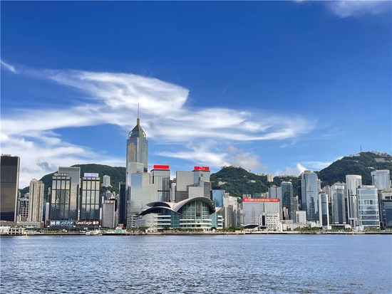 这是2022年6月25日拍摄的香港维多利亚港建筑。新华社记者 李钢 摄