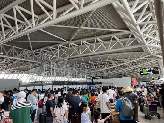 ●6号凌晨5点左右,在凤凰机场等候的旅客。讲述者供图