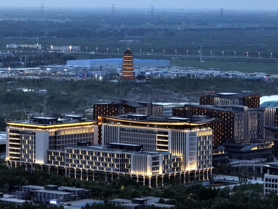 雄安新区商务服务中心夜景。新华社记者 邢广利 摄