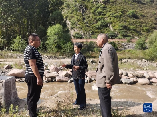 刘桂珍（中）与代县水利局工作人员商量解决供水管道问题（2022年9月15日摄）。新华社记者 梁晓飞 摄