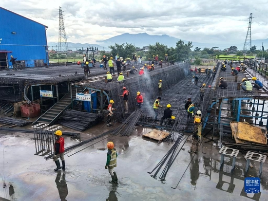 工人在印度尼西亚雅万高铁4号梁场作业（2022年5月1日摄）。新华社发（王增堃摄）