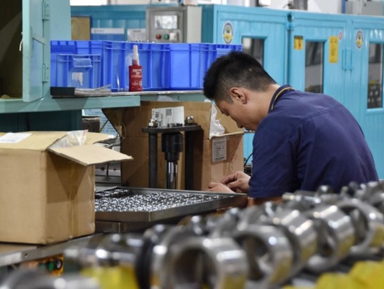 工人在湖南省株洲市一家轨道交通配套企业的生产车间内工作。新华社记者白田田2022年7月19日摄