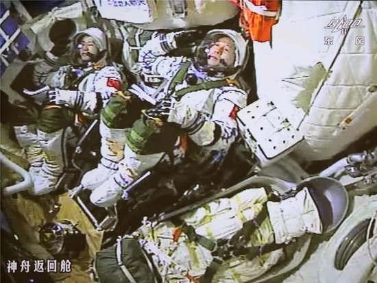 ▲陈冬(左)和景海鹏(右)和在火箭发射瞬间敬军礼